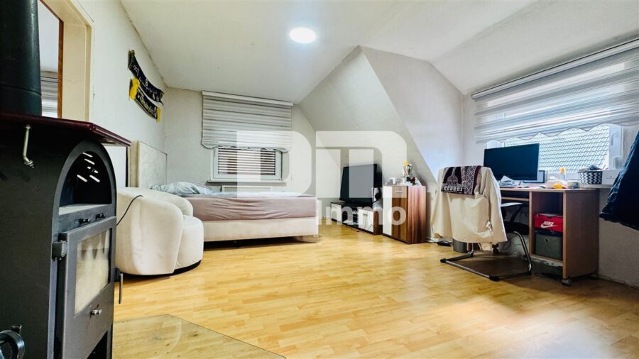 Modernisierte Doppelhaushälte mit Dachterrasse + 2 Garagen und großzügigem Platzangebot - DG Schlafzimmer / Kamin